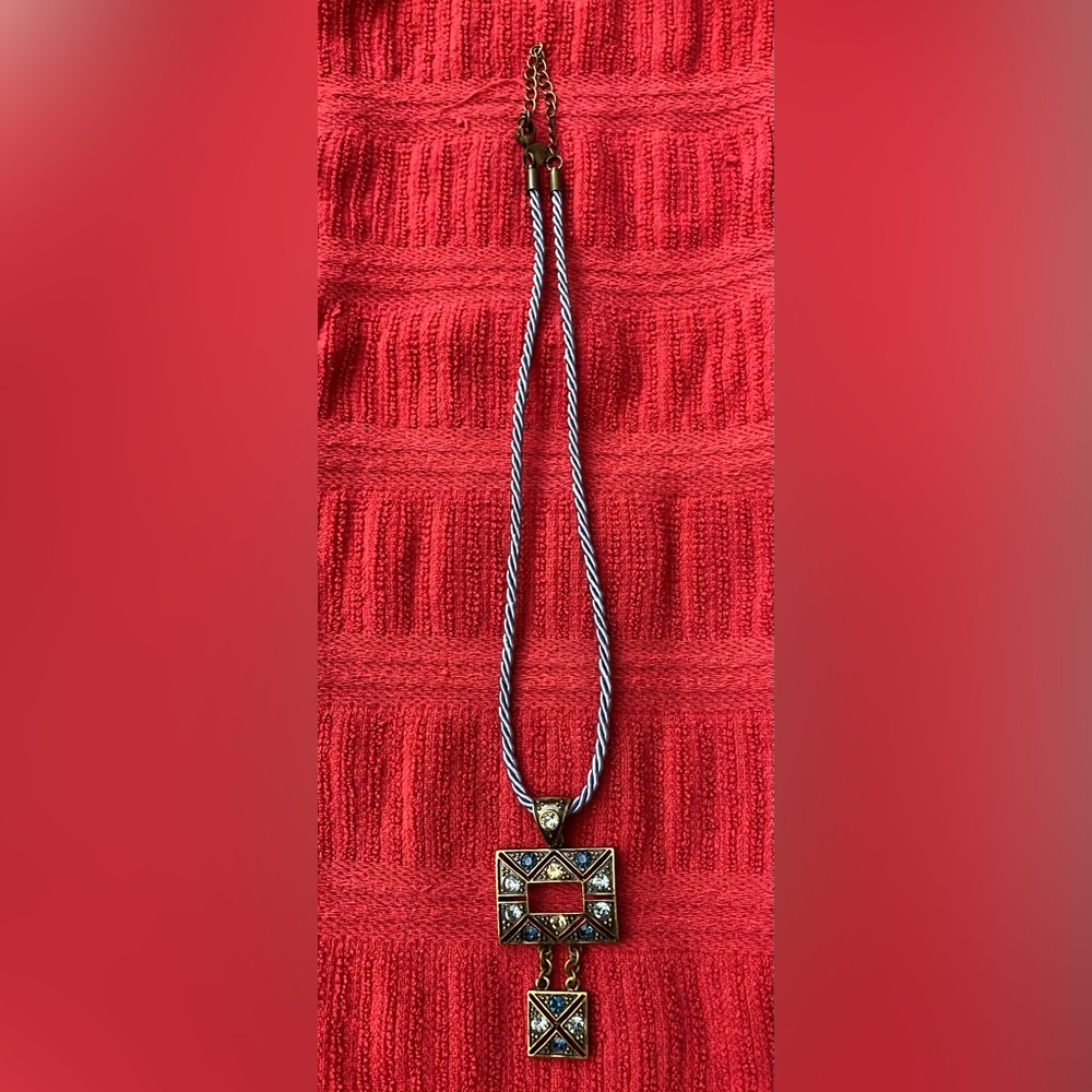 Elegant Gold and Blue Pendant Necklace - Picture 2 of 3